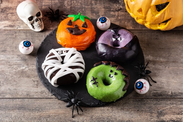 Assortmen de beignets d'Halloween sur table en bois