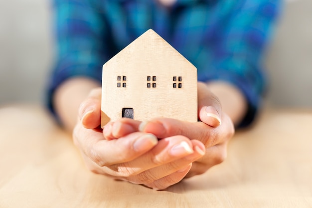 Photo l'assurance couvre la maison et la maison pour prendre soin du concept financier et d'assurance des affaires immobilières pour réussir à louer, investir et sauver le concept de vie heureuse de la famille