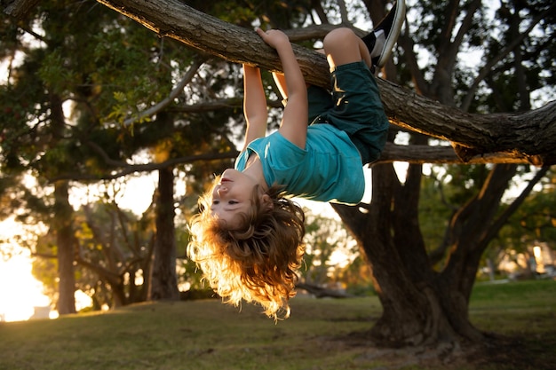 Assurance enfants Concept d'assurance soins de santé pour les enfants Protection des soins médicaux Enfant garçon essayant de grimper sur l'arbre