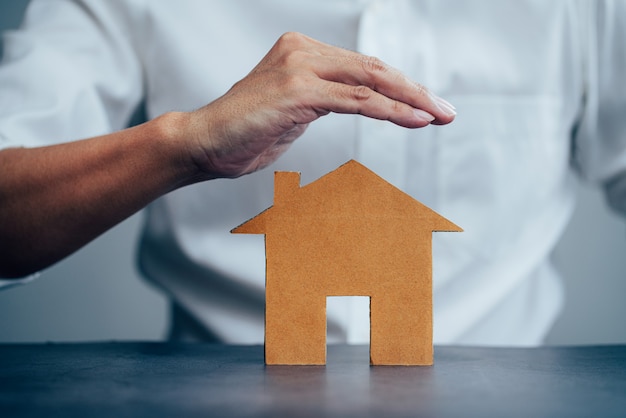 assurance habitation protégeant le geste de l'homme et du modèle de maison