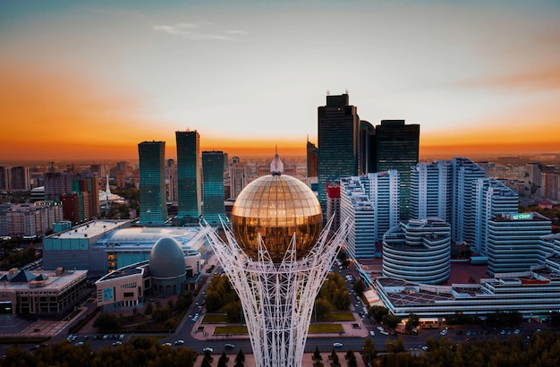 Astana Kazakhstan décembre 12 2022 vue aérienne du monument Baiterek, symbole de la liberté du peuple kazakh pendant un magnifique coucher de soleil