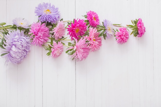 Asters sur table en bois blanc