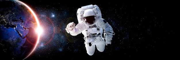 L'astronaute astronaute fait une sortie dans l'espace tout en travaillant pour la station spatiale
