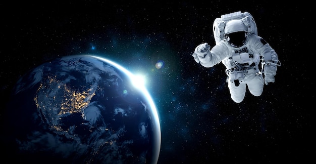 L'astronaute Astronaute Fait Une Sortie Dans L'espace Tout En Travaillant Pour La Station Spatiale