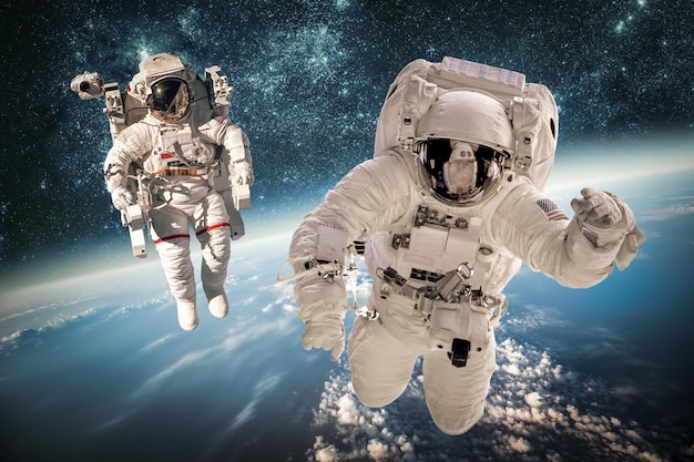Astronaute dans l'espace sur fond de planète terre. Éléments de cette image fournis par la NASA.