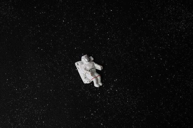 astronaute sur fond d'espace noir