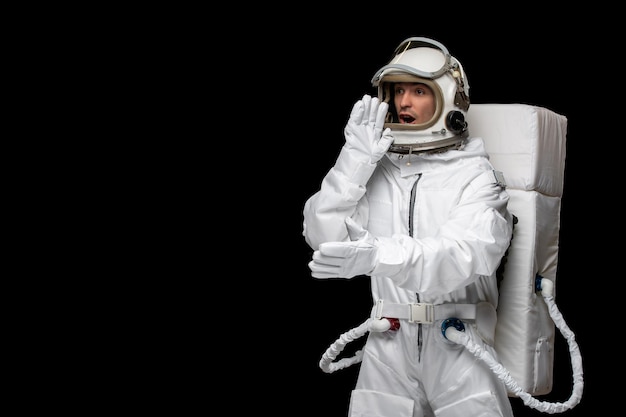 Astronaute jour astronaute dans le casque de combinaison spatiale galaxy moon demandant une aide urgente