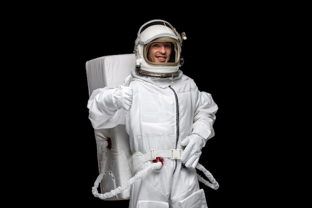 Astronaute jour astronaute excité heureux dans le casque de combinaison spatiale cosmos galaxie montrant un très bon signe