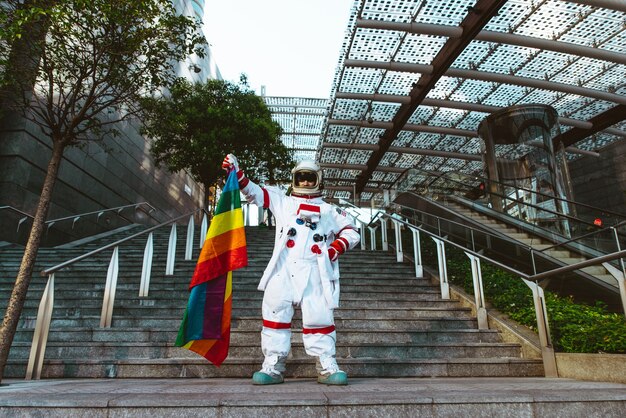 Astronaute lgbt dans une station futuriste Homme avec combinaison spatiale marchant dans une zone urbaine