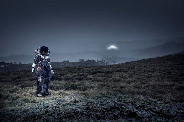 Astronaute marchant sur une planète inexplorée. Technique mixte