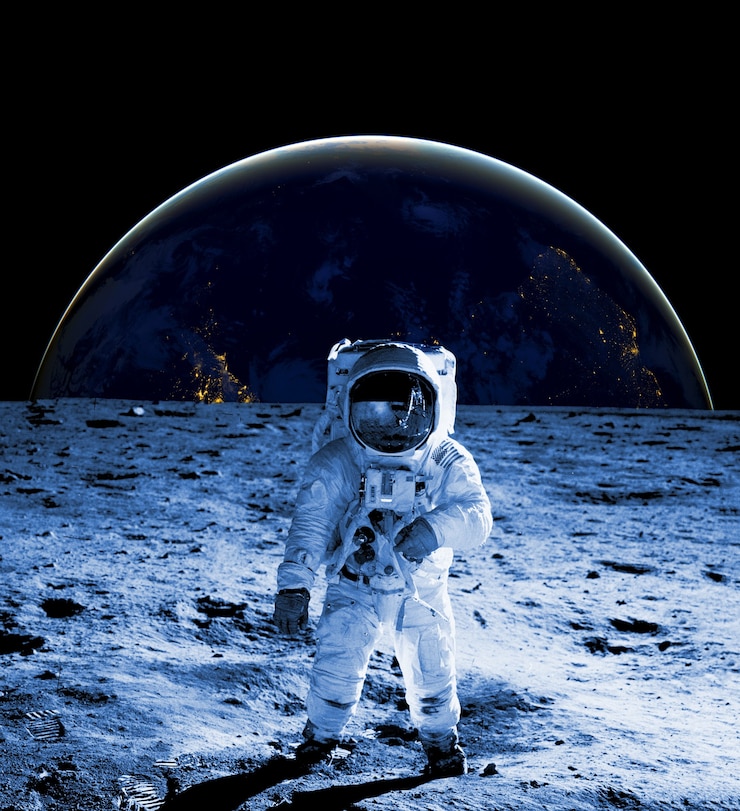 Photo l'astronaute marche sur la lune porte un cosmosuit. concept futur