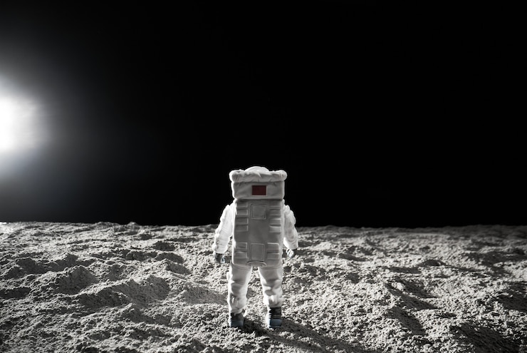 Photo astronaute à la sortie dans l'espace. art cosmique, fond d'écran de science-fiction. beauté de l'espace lointain. des milliards de galaxies dans l'univers