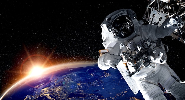 L'astronaute spatial fait une sortie dans l'espace tout en travaillant pour la station spatiale