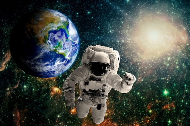 L'astronaute survole la terre dans l'espace. Éléments de cette image fournis par la NASA