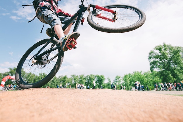 Astuces sur le vélo. Un jeune homme saute sur un vélo de montagne. Concept de sport cycliste