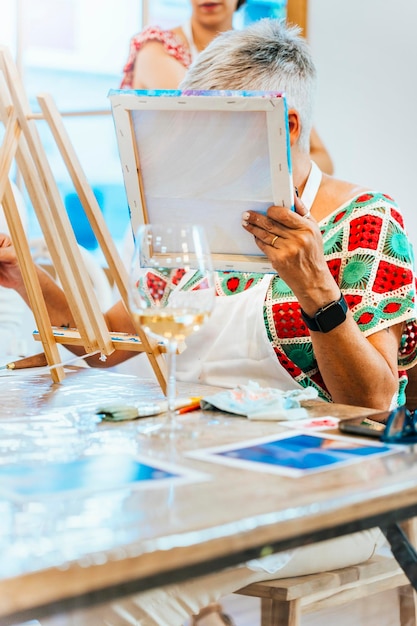 Photo atelier d'art et de vin vibrantes vignes les femmes mélangent l'art et le vin en harmonie