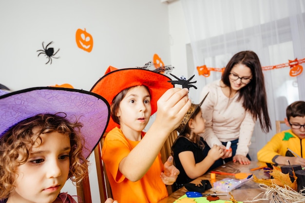 Atelier d'artisanat d'automne pour les enfants d'âge préscolaire créatifs