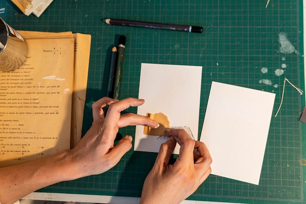 Atelier d'artistes toile pinceaux couteau à palette allongé sur la table