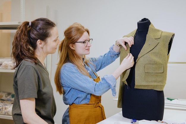 Atelier d'atelier de couture couturière créatrice de mode prend des mesures