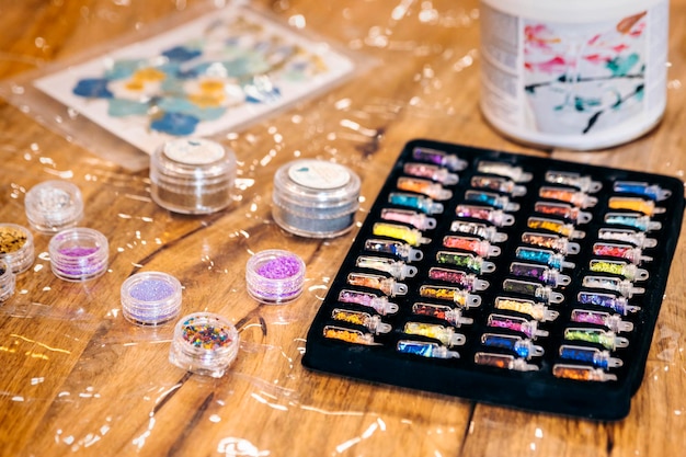 Atelier de bijoux avec résine époxy Décoration de bijoux dans des bocaux en verre scellés