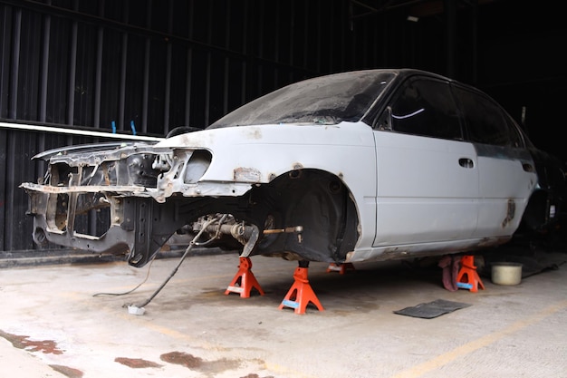 Atelier de cadre de moteur de voiture à l'intérieur du centre d'atelier de travail des dommages causés par l'épave de carrosserie