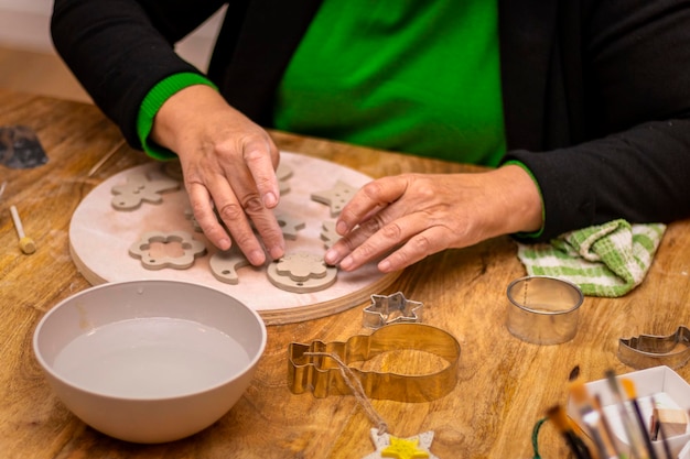 Atelier de céramique Une femme plus âgée travaille l'argile avec ses mains