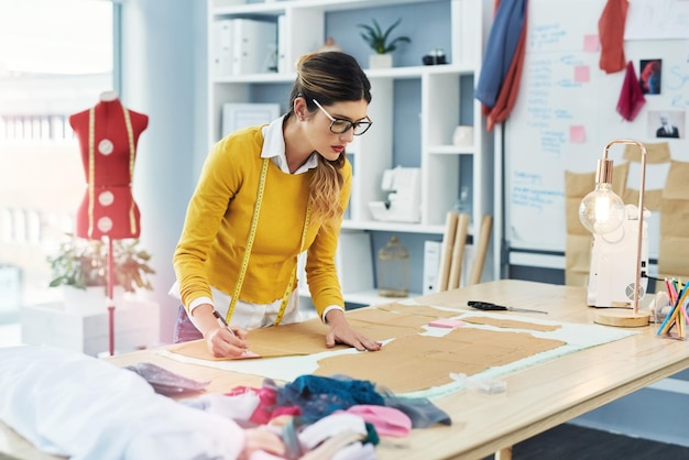 Atelier de conception et de vêtements pour des start-ups de couturiers ou de petites entreprises à la mode Couturière mannequin et dessin pour la mode de boutique créative et compétences dans le studio de conception artistique pour l'entrepreneur