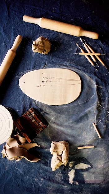 Atelier créatif en argile L'outil du céramiste Couteau à rouleau à pâtisserie StacksLa vue d'en haut