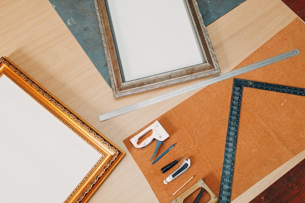 Atelier d'encadrement Fabrication d'un cadre photo fait main en baguette au studio