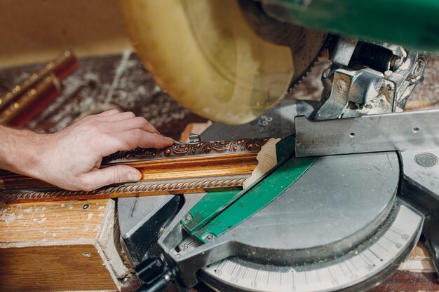 Atelier d'encadrement Fabrication d'un cadre photo fait main en baguette au studio