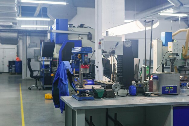 Photo atelier industriel avec des machines-outils en couleurs bleues