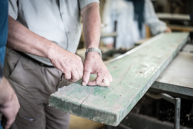 Atelier de menuiserie artisan avec des outils