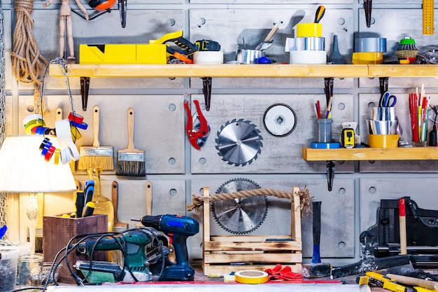 Atelier de menuiserie équipé des outils nécessaires