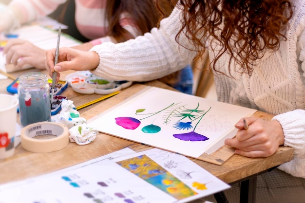 Atelier de peinture à l'aquarelle Jolie artiste féminine dans l'atelier d'art et peinture sur papier