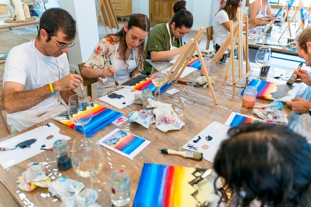 Photo atelier de peinture l'art de l'amitié vin et peinture entre amis