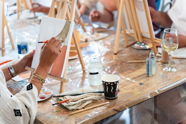 Photo atelier de peinture et de dégustation femme appréciant l'art et le vin