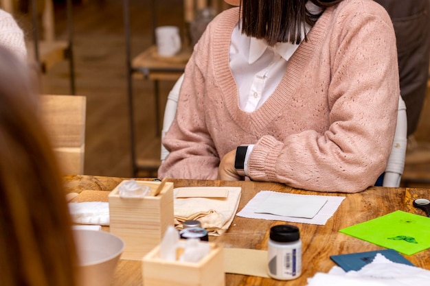 Photo atelier de peinture une femme élégante attend de commencer à travailler