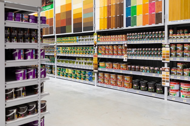 atelier de peinture avec une large sélection de produits de nombreux fabricants de couleurs différentes.
