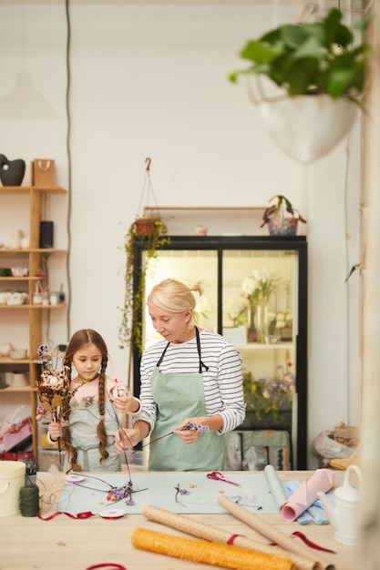 Atelier de petite fille mignonne dans les fleuristes