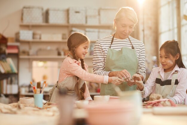 Atelier de petits enfants mignons en poterie