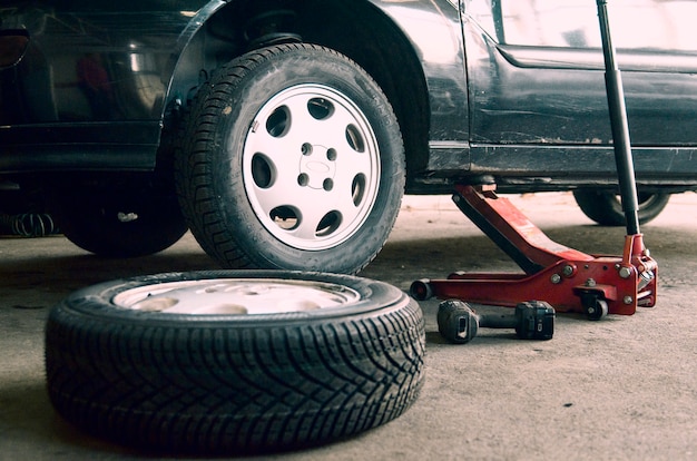 Atelier De Pneus Et Changement De La Vieille Roue De La Voiture