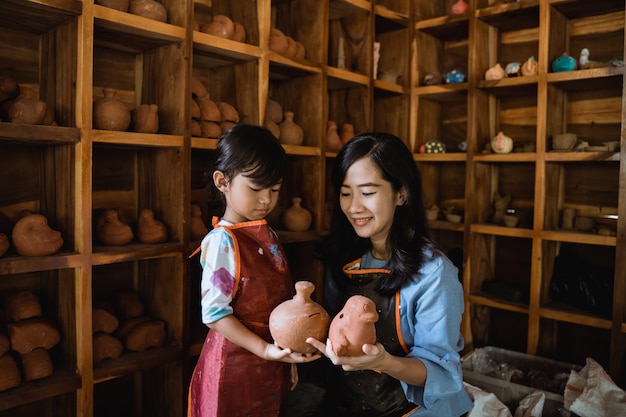 Atelier de poterie mère et fille