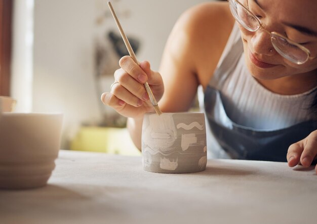 Atelier de poterie pour femme et atelier de peinture pour la fabrication créative de produits de sculpture et le démarrage de la conception Peintre en céramique et processus au pinceau motif artistique et production dans une petite entreprise