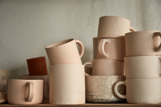 Atelier de poterie Le processus de création de poterie. Le maître céramiste travaille dans son atelier. lieu de travail de potier