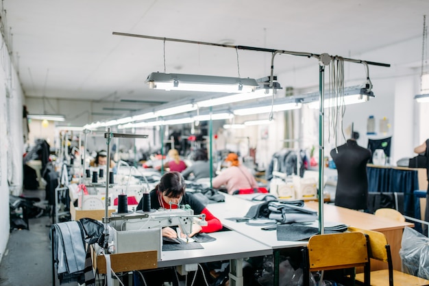 Atelier, production de vêtements, machine à coudre