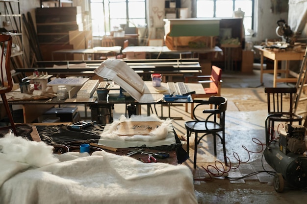 Atelier de restauration de meubles éclairé par les rayons du soleil