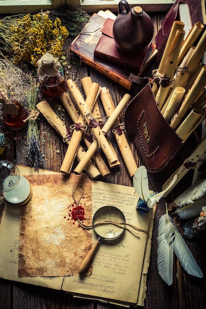 Atelier de scribe et de sorceleur avec parchemins et ingrédients