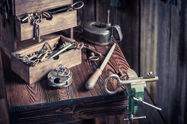 Atelier de serruriers avec des outils anciens