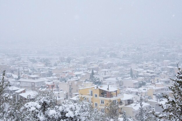 Athènes couverte de neige par une froide journée