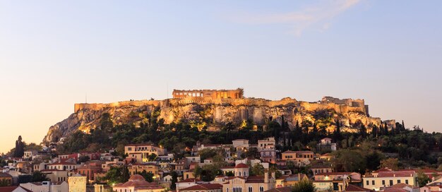 Athènes Grèce rocher de l'Acropole et Plaka tôt le matin